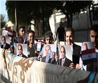 صور| مئات المواطنين أمام الشهر العقاري بمدينة نصر لعمل توكيلات للرئيس السيسي