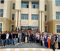 رئيس جامعة المنيا يتابع انتظام الدراسة ويلتقي بالطلاب بالحرم الجامعي 