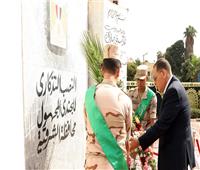 وضع إكليلاً من الزهور على النصب التذكاري للجندي المجهول بمدينة الزقازيق