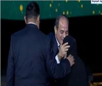 الرئيس السيسي يقبل رأس أرملة أحد أبطال حرب أكتوبر