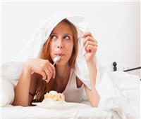 أبحاث تنصح بعدم تناول الطعام قبل النوم بساعتين