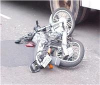 مصرع طالب وإصابة كهربائي سقطا من على دراجة نارية ببنها
