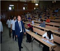 رئيس جامعة سوهاج يتابع أعمال امتحانات الفرقة السادسة بكلية الطب البشري