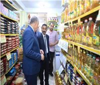 محافظ سوهاج يتفقد عدداً من المحلات لمتابعة تطبيق مبادرة «خفض أسعار السلع الغذائية»