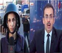 مذيع «القاهرة الإخبارية» يبكي أثناء حديثه مع مراسلة القناة من خان يونس