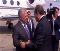 لحظة استقبال الرئيس السيسي للعاهل الأردني بمطار القاهرة| فيديو