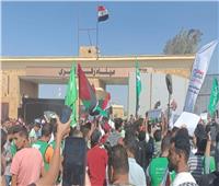 مظاهرات أمام معبر رفح للمطالبة بإدخال المساعدات إلى غزة
