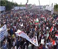 آلاف المصريين يرفعون علم فلسطين أمام المنصة لكسر الحصار على قطاع غزة