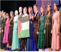 محمد صبحي يختتم عروض «عيلة اتعمل لها بلوك» برفع علم فلسطين على المسرح| فيديو