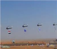 الرئيس السيسي يشاهد عرضا للقوات الجوية خلال تفقد الفرقة الرابعة بالسويس