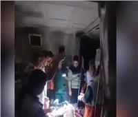 «على ضوء كشافات الهواتف».. إجراء عملية جراحية لأحد مصابي غزة بمستشفى القدس| فيديو