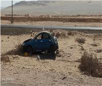 إصابة 5 أشخاص في تصادم سيارتين بصحراوي قنا .. صور