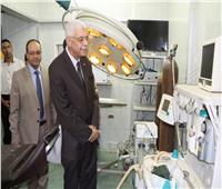 رئيس جامعة المنوفية يتفقد مستشفى الإدارة الطبية 