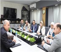 محافظ أسوان يلتقي وفد بنك الاستثمار القومي ووزارة التخطيط لمتابعة مشروعات المحافظة