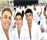 محمد نور برفقة أبنائه من أمام الكعبة 