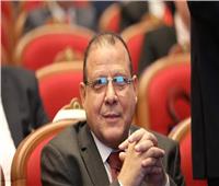 تتضمن 6 مطالب.. رئيس حملة السيسي يتسلم وثيقة عمال مصر 