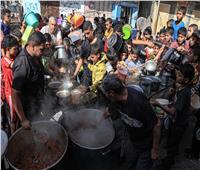 «يتقاسمون الطعام والمهام».. كيف يتآزر سكان غزة لدعم بعضهم وسط أجواء الحرب؟