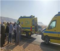 صور | تصادم سيارتين بصحراوي قنا وسيارات الإسعاف تنقل المصابين إلى المستشفى