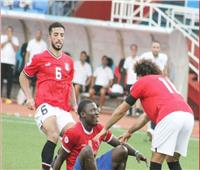 عبدالمنعم ينقذ محمد صلاح من اقتحام الجماهير الليبيرية | فيديو