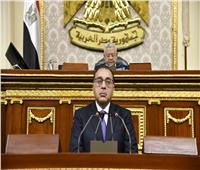 نائب يطوق رئيس الوزراء بوشاح فلسطين: «القضية في قلب كل مصري» 