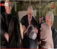 بالفيديو| مشاهد لاستقبال حافلة الأسرى بعد خروجها من سجن عوفر