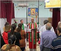 رئيس أساقفة الكنيسة الأسقفية يصلي خدمة تثبيت أعضاء جُدد بالكنيسة 