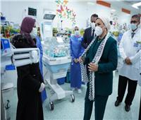 السيدة انتصار السيسي تزور أطفال فلسطينيين يعالجون في العاصمة الإدارية الجديدة