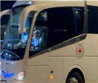 وصول حافلة الصليب الأحمر إلى سجن عوفر تمهيدًا للإفراج عن الدفعة السابعة من الأسرى الفلسطينيين