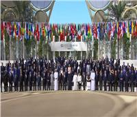 الرئيس السيسي يتوسط صورة تذكارية مع زعماء وقادة العالم المشاركين بقمة المناخ 
