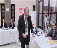 السفير المصري بالسعودية يدلي بصوته ويتابع سير الانتخابات| صور