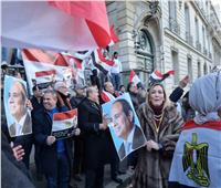 بالأعلام وهتافات «تحيا مصر».. عشرات المصريين يجتمعون أمام سفارتنا في باريس