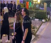دنيا عبد العزيز وزوجها يصلان عزاء أشرف عبد الغفور |صور