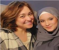 ابنة مروة عبد المنعم بعد ارتدائها للحجاب: فخورة بأمي لإنها حببتني في ربنا