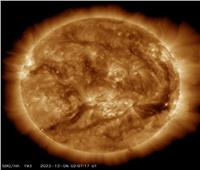 أرسل تيارًا هائلًا من الجسيمات إلى الأرض.. ثقب عملاق في الشمس يثير حيرة العلماء