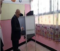  وزير الإسكان يدلي بصوته الانتخابي في التجمع الخامس|فيديو