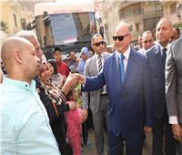 محافظ القاهرة يتفقد لجنة مدرسة النصر بالمطرية للاطمئنان على سير العملية الانتخابية 