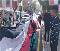 الأطفال يحملون علم مصر بشوارع المنيا وسط فرحة بالعملية الانتخابية  