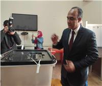 نائب محافظ المنيا يدلي بصوته ويتابع سير العملية الانتخابية 