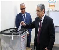 وزير الكهرباء يدلى بصوته في الانتخابات الرئاسية 
