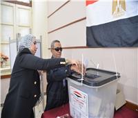 محافظ أسيوط يصطحب ناخبا من ذوي الاحتياجات للإدلاء بصوته بالانتخابات الرئاسية