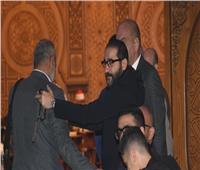 إنهيار أحمد حلمي في عزاء شقيقه بمسجد الشرطة