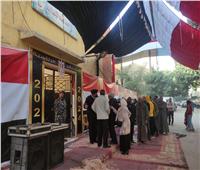 طوابير أمام لجنه مدرسة «محمد عبده والخنساء» بعين شمس للإدلاء باصواتهم في الانتخابات الرئاسية 