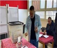 السيناريست عبد الرحيم كمال يدلي بصوته في لجنته الانتخابية بأكتوبر