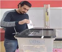 ياسر جلال يدلي بصوته في ثاني أيام الانتخابات الرئاسية بالزمالك