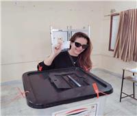 دنيا عبد العزيز تدلي بصوتها في الانتخابات الرئاسية 2024