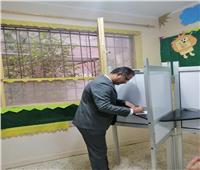 الانتخابات الرئاسية| مدير تعليم الجيزة يدلي بصوته بلجنة مدرسة الفؤاد بالهرم