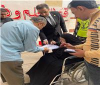 قاض يساعد «سيدة مسنة» للإدلاء بصوتها خارج لجنة في دمياط 