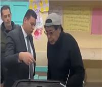 محمد منير يدلي بصوته في الإنتخابات الرئاسية