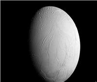 اكتشافات جديدة عن القمر إنسيلادوس   