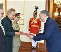 السفير المصري بباكستان يقدم أوراق اعتماده إلى الرئيس الباكستاني 